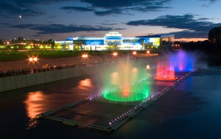светомузыкальный фонтан на воде в районе нового корпуса БелГУ на реке Везелке